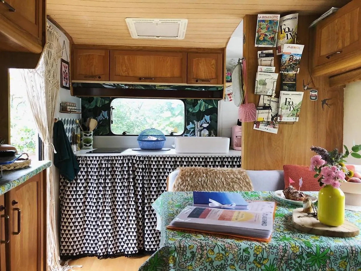 Gîte Aurinko : caravane avec bain nordique Roquefort-Les-Cascades France