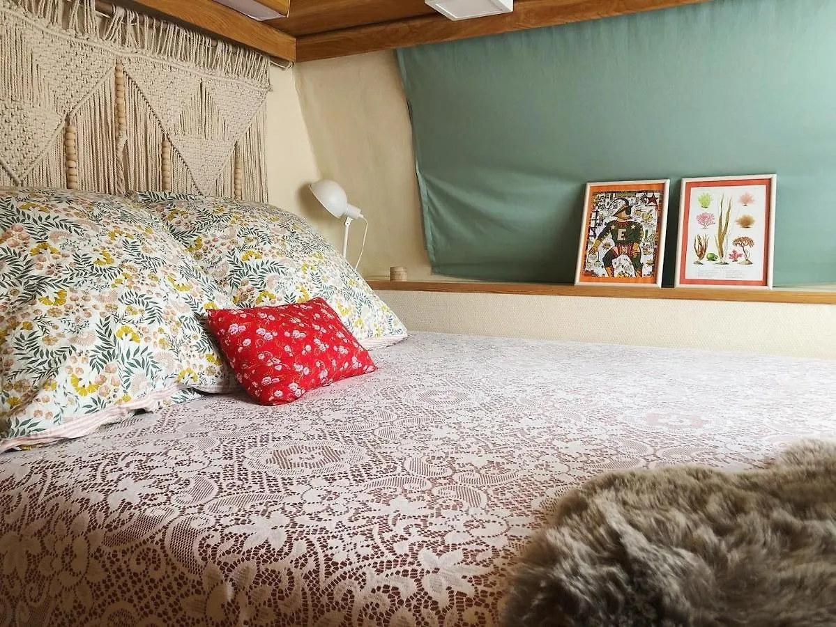 Gîte Aurinko : caravane avec bain nordique Roquefort-Les-Cascades Maison d'hôtes