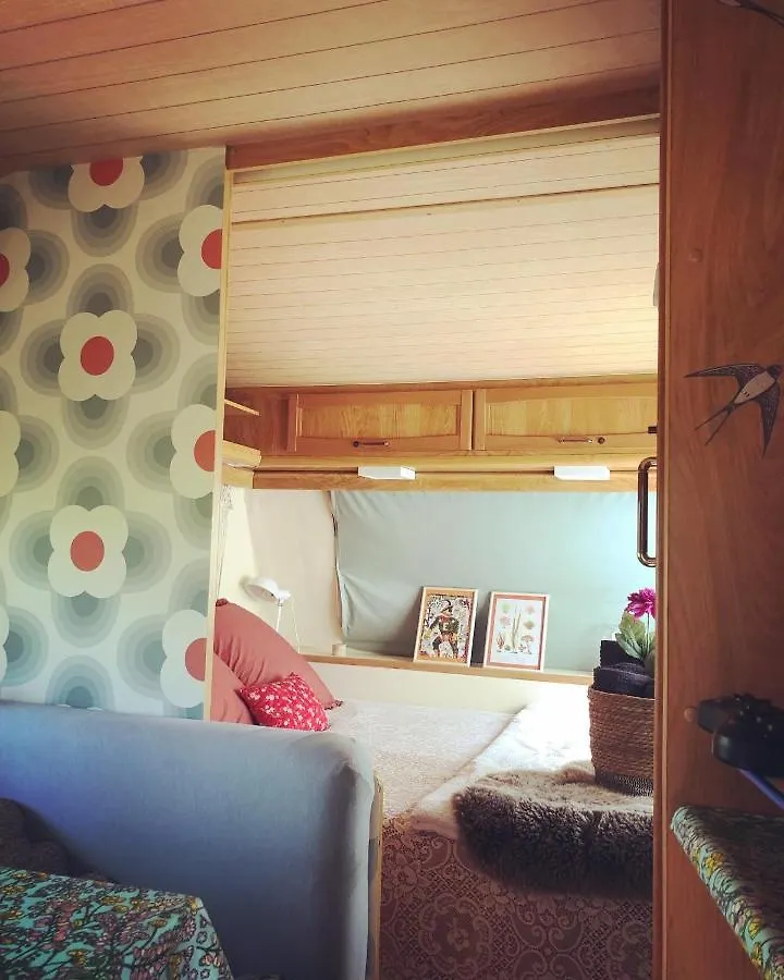 Gite Aurinko : Caravane Avec Bain Nordique Roquefort-Les-Cascades Guest house